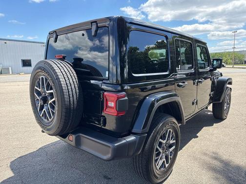 Black Clearcoat 2025 Jeep Wrangler 4-Door Sahara 4x4