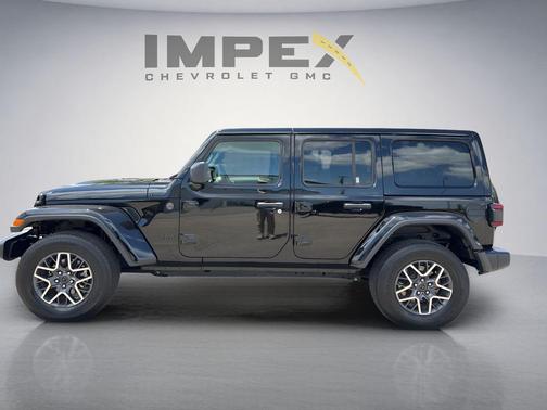 Black Clearcoat 2025 Jeep Wrangler 4-Door Sahara 4x4