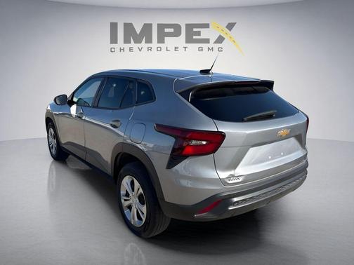 Sterling Gray Metallic 2024 Chevrolet Trax LS