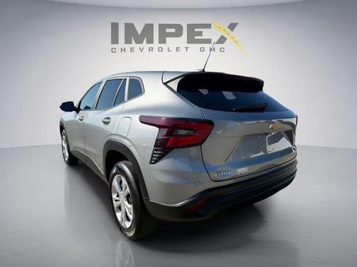 Sterling Gray Metallic 2024 Chevrolet Trax LS