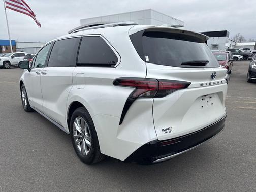 Blizzard Pearl 2021 Toyota Sienna Limited 7-Passenger