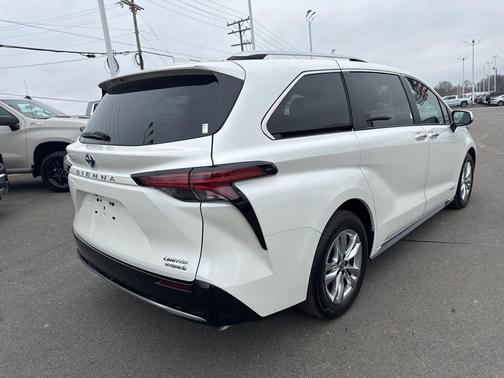Blizzard Pearl 2021 Toyota Sienna Limited 7-Passenger