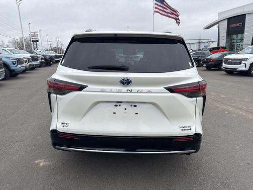 Blizzard Pearl 2021 Toyota Sienna Limited 7-Passenger