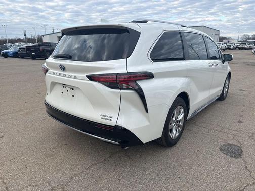 Blizzard Pearl 2021 Toyota Sienna Limited 7-Passenger