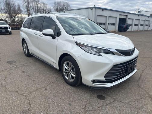 Blizzard Pearl 2021 Toyota Sienna Limited 7-Passenger