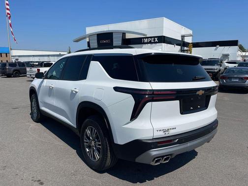 2025 Chevrolet Traverse LT