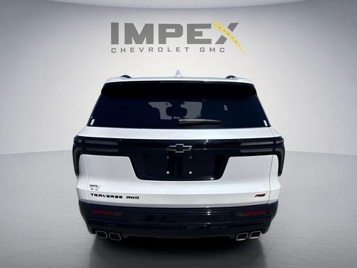 Iridescent Pearl Tricoat 2025 Chevrolet Traverse RS