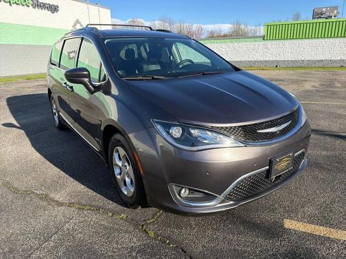 Granite Crystal Metallic Clearcoat 2017 Chrysler Pacifica Touring-L