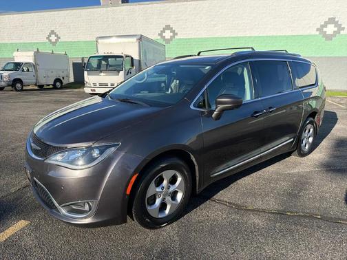 Granite Crystal Metallic Clearcoat 2017 Chrysler Pacifica Touring-L