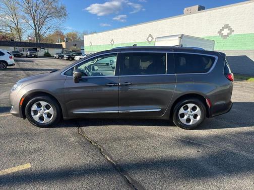 Granite Crystal Metallic Clearcoat 2017 Chrysler Pacifica Touring-L