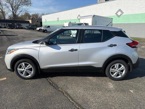 Brilliant Silver Metallic 2020 Nissan Kicks S