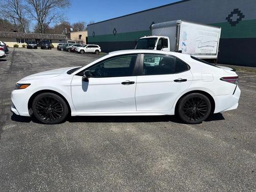 Super White 2019 Toyota Camry SE