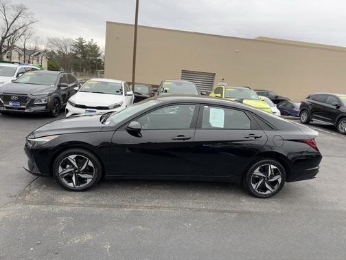 2023 Hyundai ELANTRA SEL