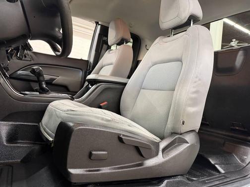 Summit White 2017 Chevrolet Colorado WT