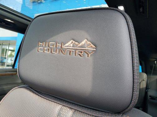 2025 Chevrolet Suburban 4WD High Country