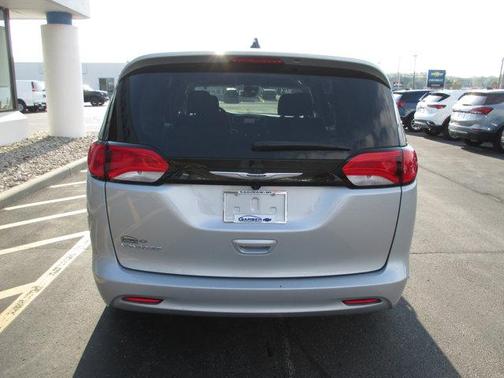 2024 Chrysler Voyager LX