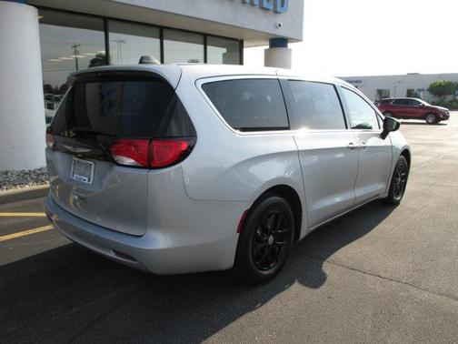 2024 Chrysler Voyager LX