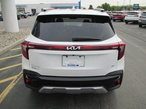 Snow White Pearl 2024 Kia Seltos S