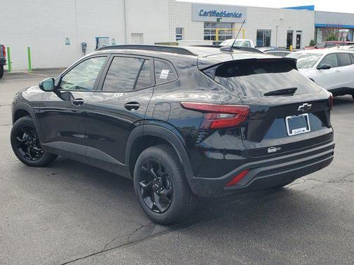 Mosaic Black Metallic 2026 Chevrolet Trax LT