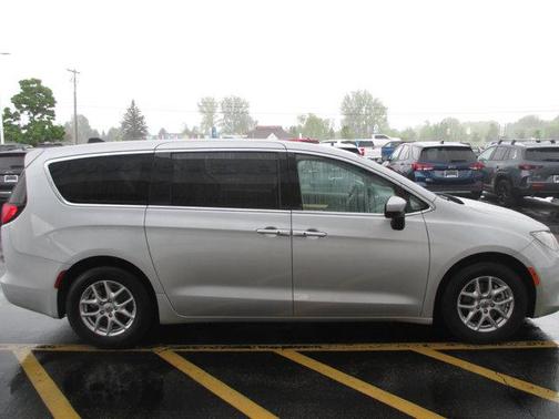 2022 Chrysler Voyager LX