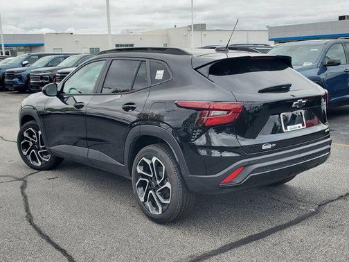 Mosaic Black Metallic 2026 Chevrolet Trax FWD 2RS