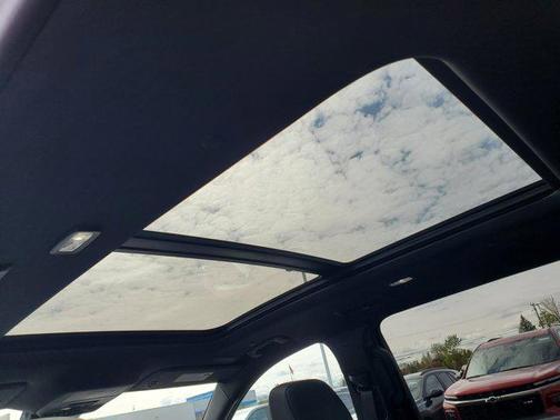 Summit White 2026 Chevrolet Traverse LT