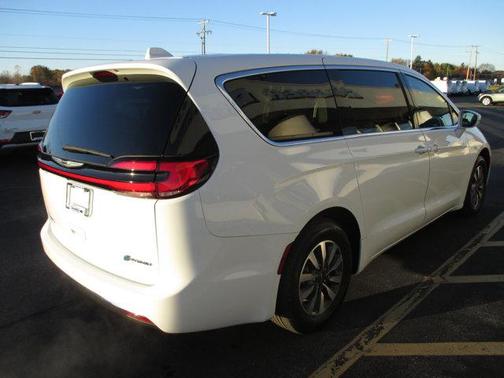 2022 Chrysler Pacifica Hybrid Touring L