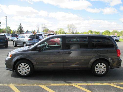 Granite Pearlcoat 2017 Dodge Grand Caravan SE