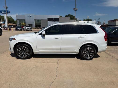 Crystal White Metallic 2022 Volvo XC90 T6 Momentum
