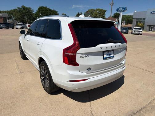 Crystal White Metallic 2022 Volvo XC90 T6 Momentum