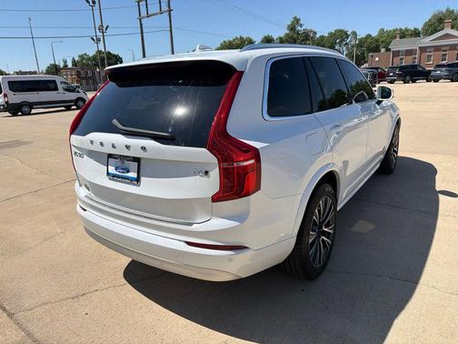 Crystal White Metallic 2022 Volvo XC90 T6 Momentum