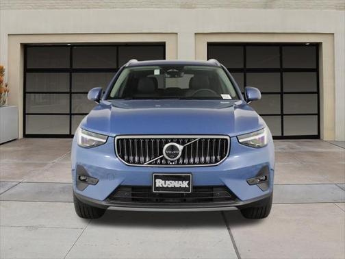 2025 Volvo XC40 B5 Ultra Bright Theme