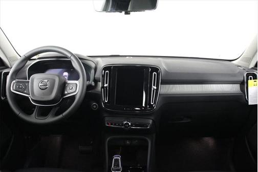 2025 Volvo XC40 B5 Ultra Bright Theme