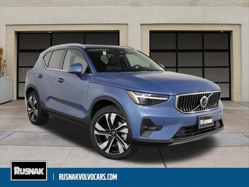 2025 Volvo XC40 B5 Ultra Bright Theme