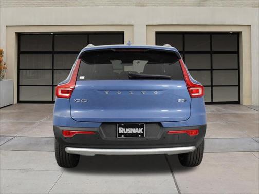 2025 Volvo XC40 B5 Ultra Bright Theme