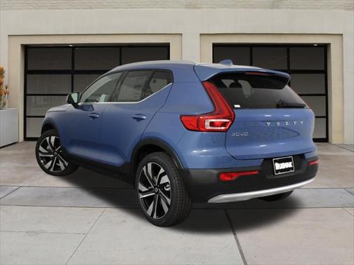 2025 Volvo XC40 B5 Ultra Bright Theme