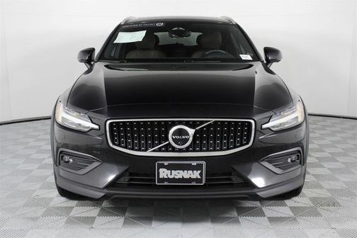 2023 Volvo V60 Cross Country B5 Plus
