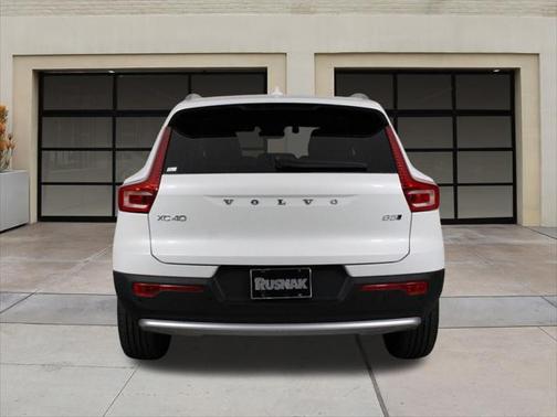 2025 Volvo XC40 B5 Core Bright Theme