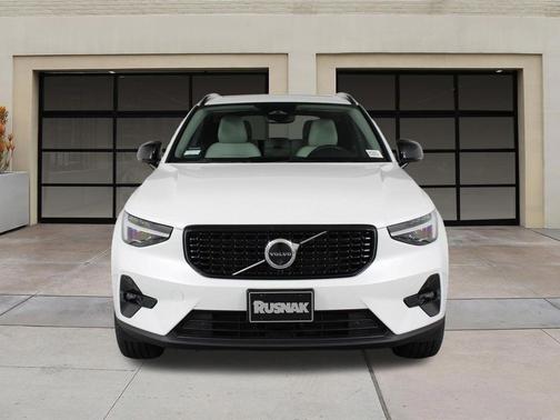 Crystal White 2026 Volvo XC40 Ultra, B5 AWD Gas (mild hybrid), Dark