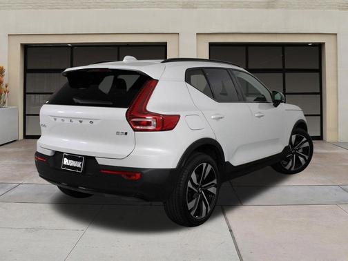 Crystal White 2026 Volvo XC40 Ultra, B5 AWD Gas (mild hybrid), Dark