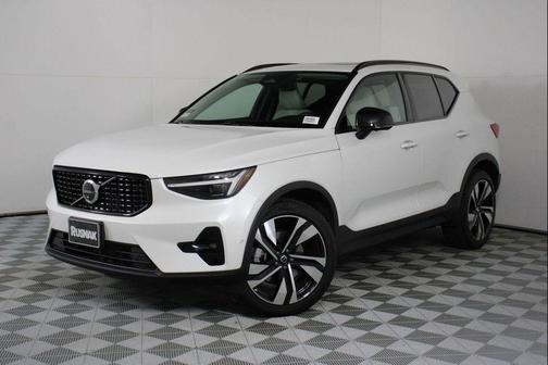 Crystal White 2026 Volvo XC40 Ultra, B5 AWD Gas (mild hybrid), Dark