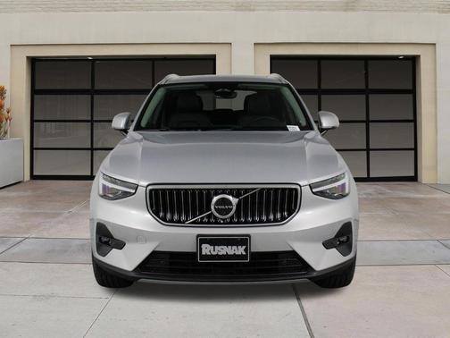 Silver Dawn Metallic 2023 Volvo XC40 B5 Ultimate Bright Theme