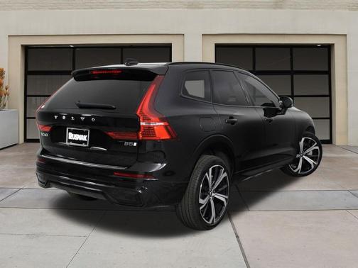 2023 Volvo XC60 B5 Ultimate Dark Theme