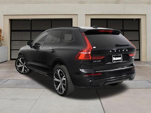 2023 Volvo XC60 B5 Ultimate Dark Theme