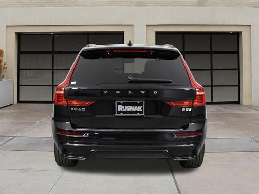 2023 Volvo XC60 B5 Ultimate Dark Theme