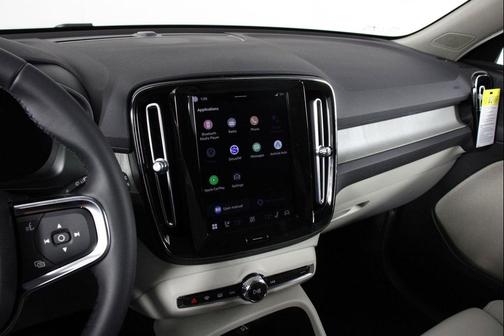 2026 Volvo XC40 Plus, B5 AWD Gas (mild hybrid), Dark