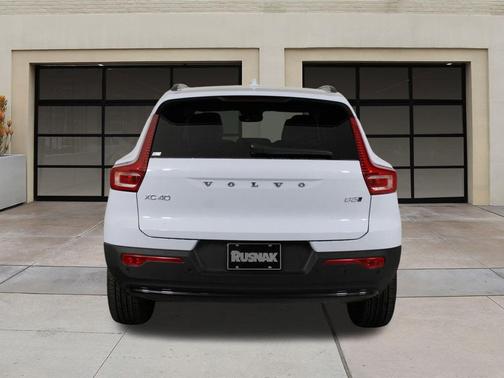 2026 Volvo XC40 Plus, B5 AWD Gas (mild hybrid), Dark