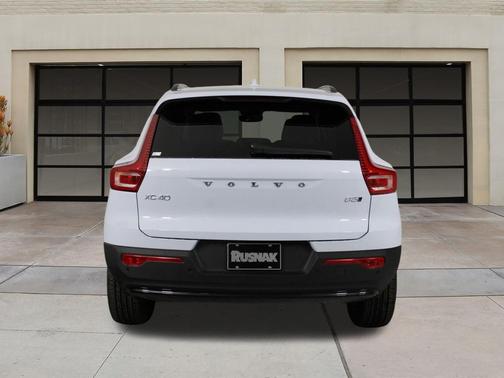 2026 Volvo XC40 Plus, B5 AWD Gas (mild hybrid), Dark