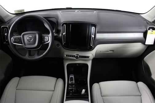 2026 Volvo XC40 Plus, B5 AWD Gas (mild hybrid), Dark