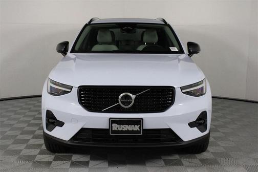 2026 Volvo XC40 Plus, B5 AWD Gas (mild hybrid), Dark